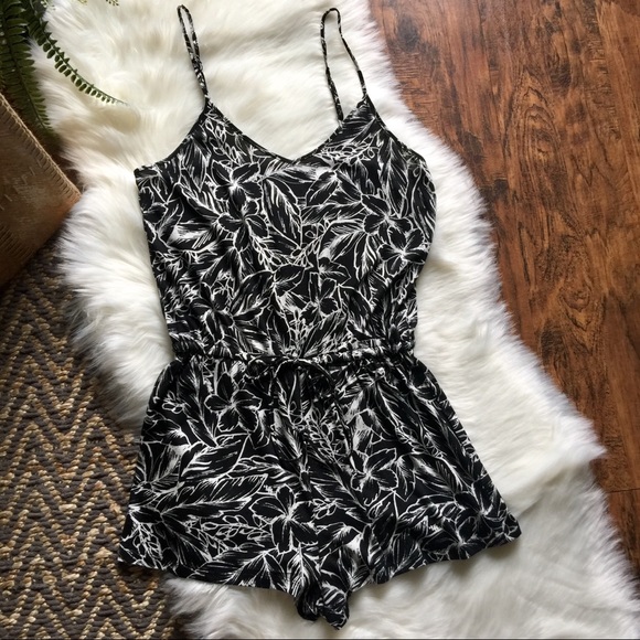 Aeropostale Pants - 🆕 Aeropostale Floral Romper, M